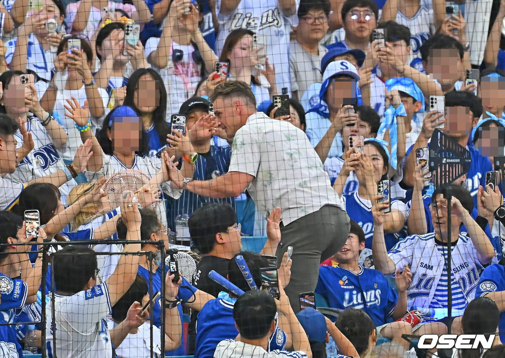 18일 대구삼성라이온즈파크에서 2026 신한 SOL KBO 리그 삼성 라이온즈와 롯데 자이언츠의 경기가 열렸다. 홈팀 삼성은 페덱이, 방문팀 롯데는 나균안이 선발 출전했다. 전 삼성 라이온즈 투수 뷰캐넌이 대구삼성라이온즈파크를 찾아 팬들과 인사를 하고 있다. 2026.07.18 / foto0307@osen.co.kr