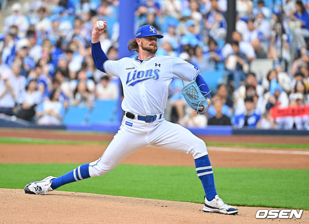 18일 대구삼성라이온즈파크에서 2026 신한 SOL KBO 리그 삼성 라이온즈와 롯데 자이언츠의 경기가 열렸다. 홈팀 삼성은 페덱이, 방문팀 롯데는 나균안이 선발 출전했다. 삼성 라이온즈 선발 투수 페덱이 역투하고 있다. 2026.07.18 / foto0307@osen.co.kr