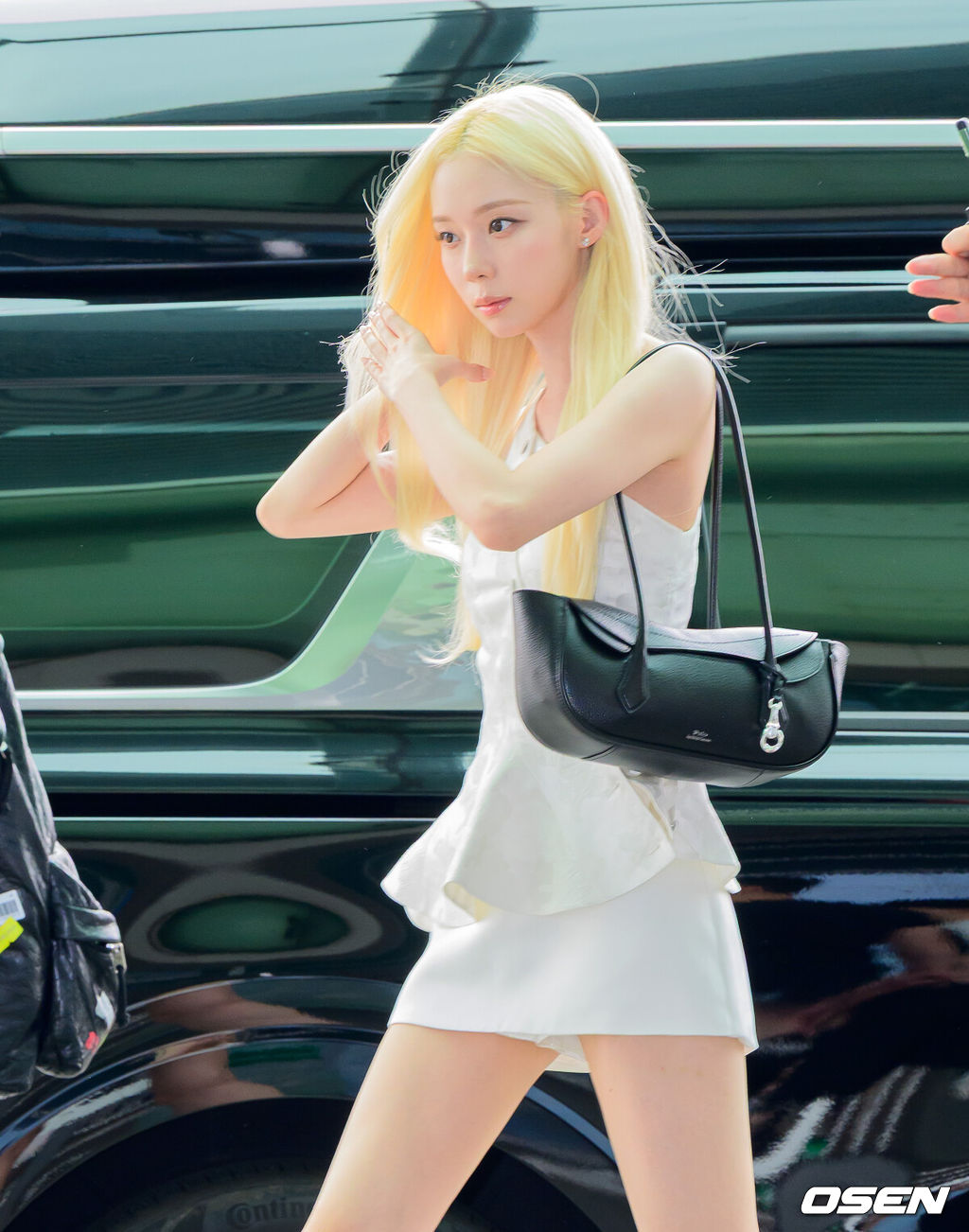 가수 에스파가 16일 해외 일정에 참석하기 위해 인천국제공항을 통해 일본 도쿄로 출국했다.<br /><br />에스파는 국내외를 오가며 활발한 활동을 이어가고 있다. <br /><br />에스파 윈터가 출국장으로 향하고 있다. 2026.07.16 / jpnews@osen.co.kr