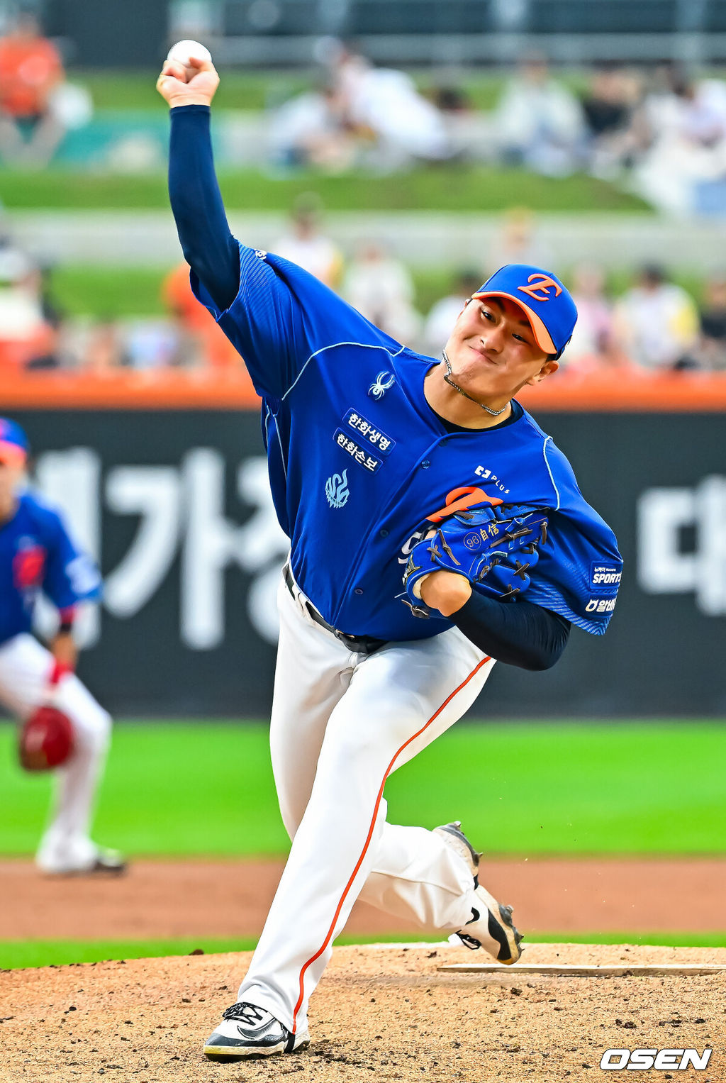 18일 대전 한화생명 볼파크에서 2026 신한 SOL KBO리그 한화 이글스와 키움 히어로즈의 경기가 열렸다.이날 한화는 에르난데스, 키움은 안우진이 선발로 나섰다.1회초 2사 한화 선발 에르난데스가 키움 데이비슨을 향해 던진 몸에 맞는 볼이 헤드샷 퇴장 판정을 받고 퇴장됐다. 뒤 이어 마운드에 오른 박준영이 힘차게 공을 뿌리고 있다. 2026.07.18 / rumi@osen.co.kr