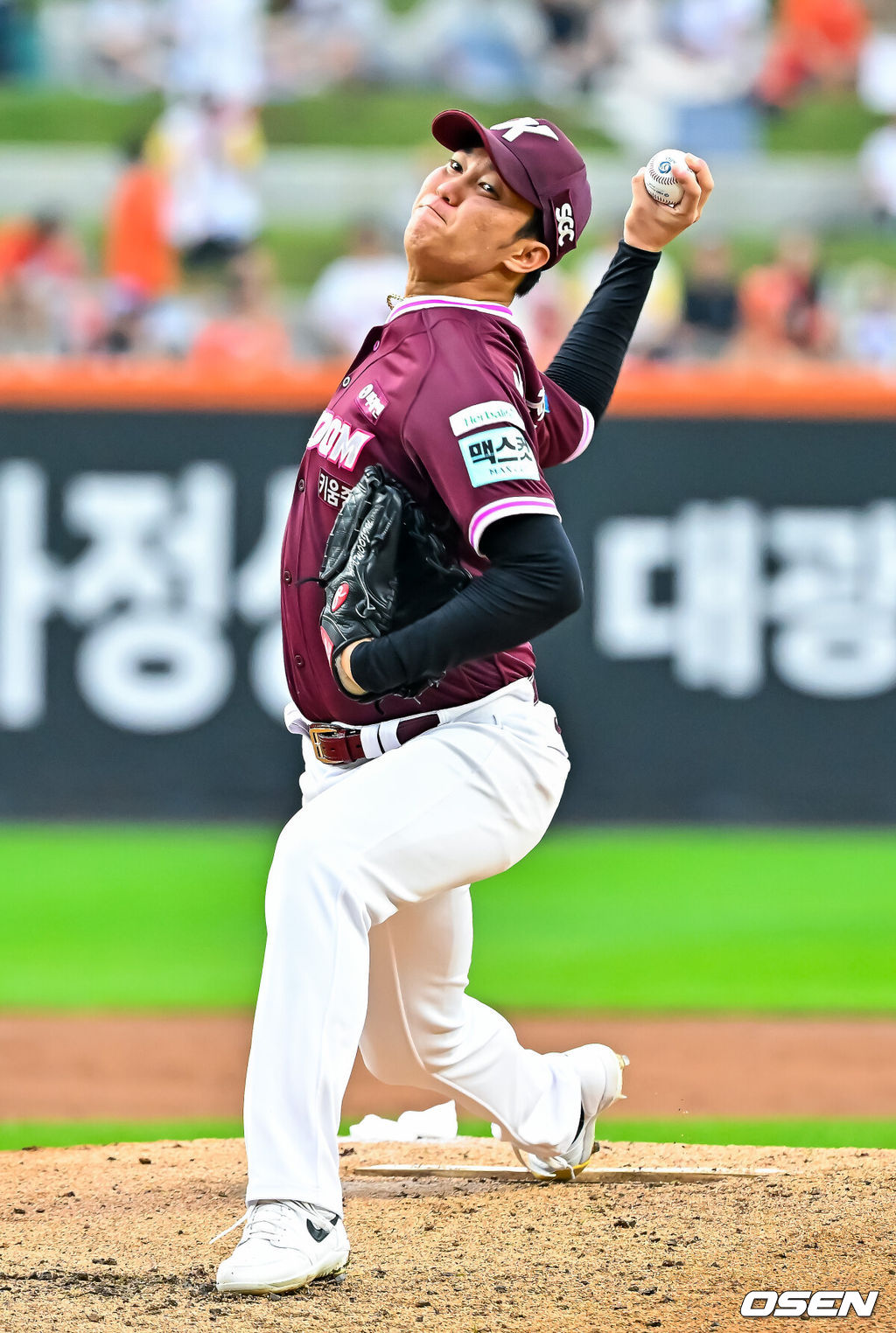 18일 대전 한화생명 볼파크에서 2026 신한 SOL KBO리그 한화 이글스와 키움 히어로즈의 경기가 열렸다.이날 한화는 에르난데스, 키움은 안우진이 선발로 나섰다.키움 선발 안우진이 마운드 위에서 힘차게 공을 뿌리고 있다. 2026.07.18 / rumi@osen.co.kr
