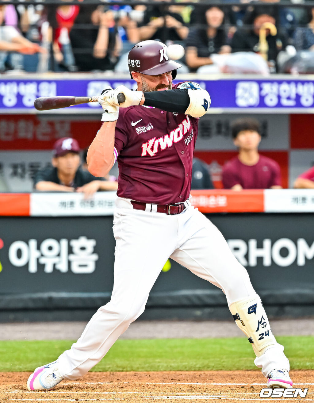 18일 대전 한화생명 볼파크에서 2026 신한 SOL KBO리그 한화 이글스와 키움 히어로즈의 경기가 열렸다.이날 한화는 에르난데스, 키움은 안우진이 선발로 나섰다.1회초 2사 한화 선발 에르난데스가 키움 데이비슨을 향해 던진 몸에 맞는 볼이 헤드샷 퇴장 판정을 받고 퇴장되고 있다. 2026.07.18 / rumi@osen.co.kr