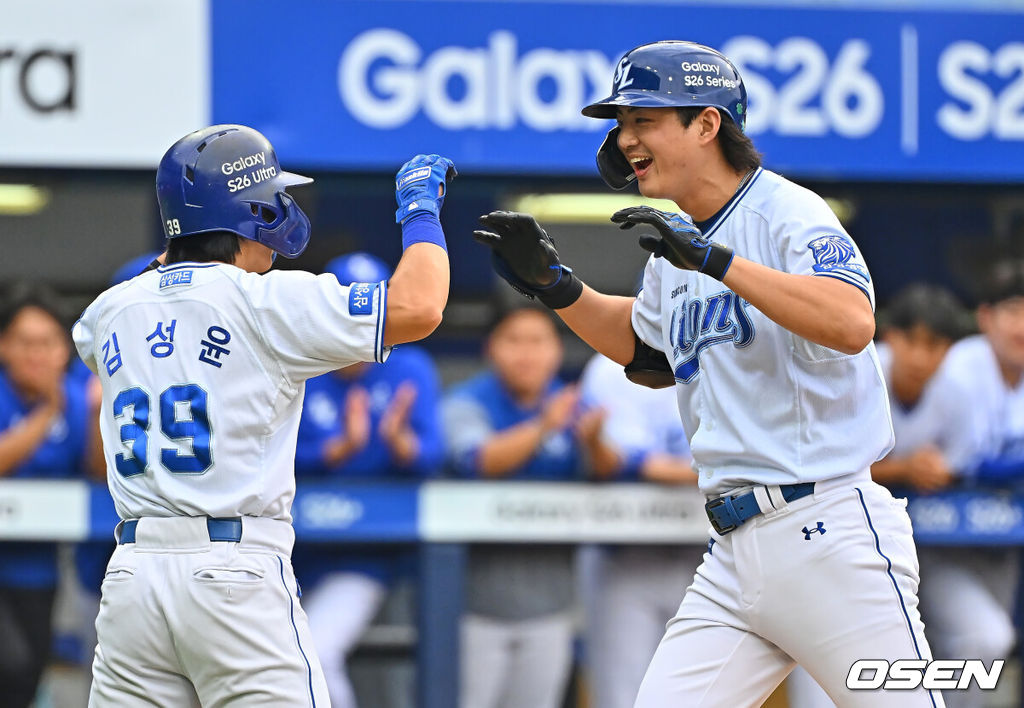 18일 대구삼성라이온즈파크에서 2026 신한 SOL KBO 리그 삼성 라이온즈와 롯데 자이언츠의 경기가 열렸다. 홈팀 삼성은 페덱이, 방문팀 롯데는 나균안이 선발 출전했다. 삼성 라이온즈 구자욱이 1회초 1사 2루 중월 2점 홈런을 치고 기뻐하고 있다. 2026.07.18 / foto0307@osen.co.kr