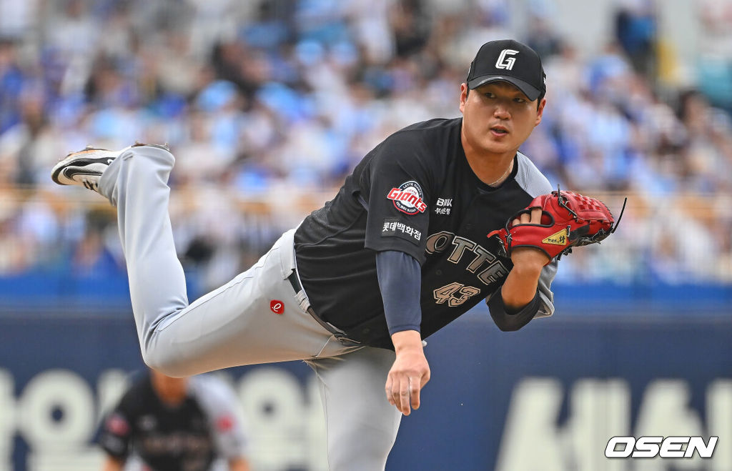 18일 대구삼성라이온즈파크에서 2026 신한 SOL KBO 리그 삼성 라이온즈와 롯데 자이언츠의 경기가 열렸다. 홈팀 삼성은 페덱이, 방문팀 롯데는 나균안이 선발 출전했다. 롯데 자이언츠 선발 투수 나균안이 역투하고 있다. 2026.07.18 / foto0307@osen.co.kr