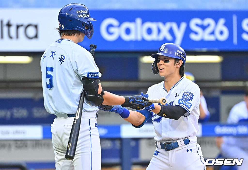 18일 대구삼성라이온즈파크에서 2026 신한 SOL KBO 리그 삼성 라이온즈와 롯데 자이언츠의 경기가 열렸다. 홈팀 삼성은 페덱이, 방문팀 롯데는 나균안이 선발 출전했다. 삼성 라이온즈 김성윤이 3회말 우중월 솔로 홈런을 치고 구자욱과 하이파이브를 하고 있다. 2026.07.18 / foto0307@osen.co.kr
