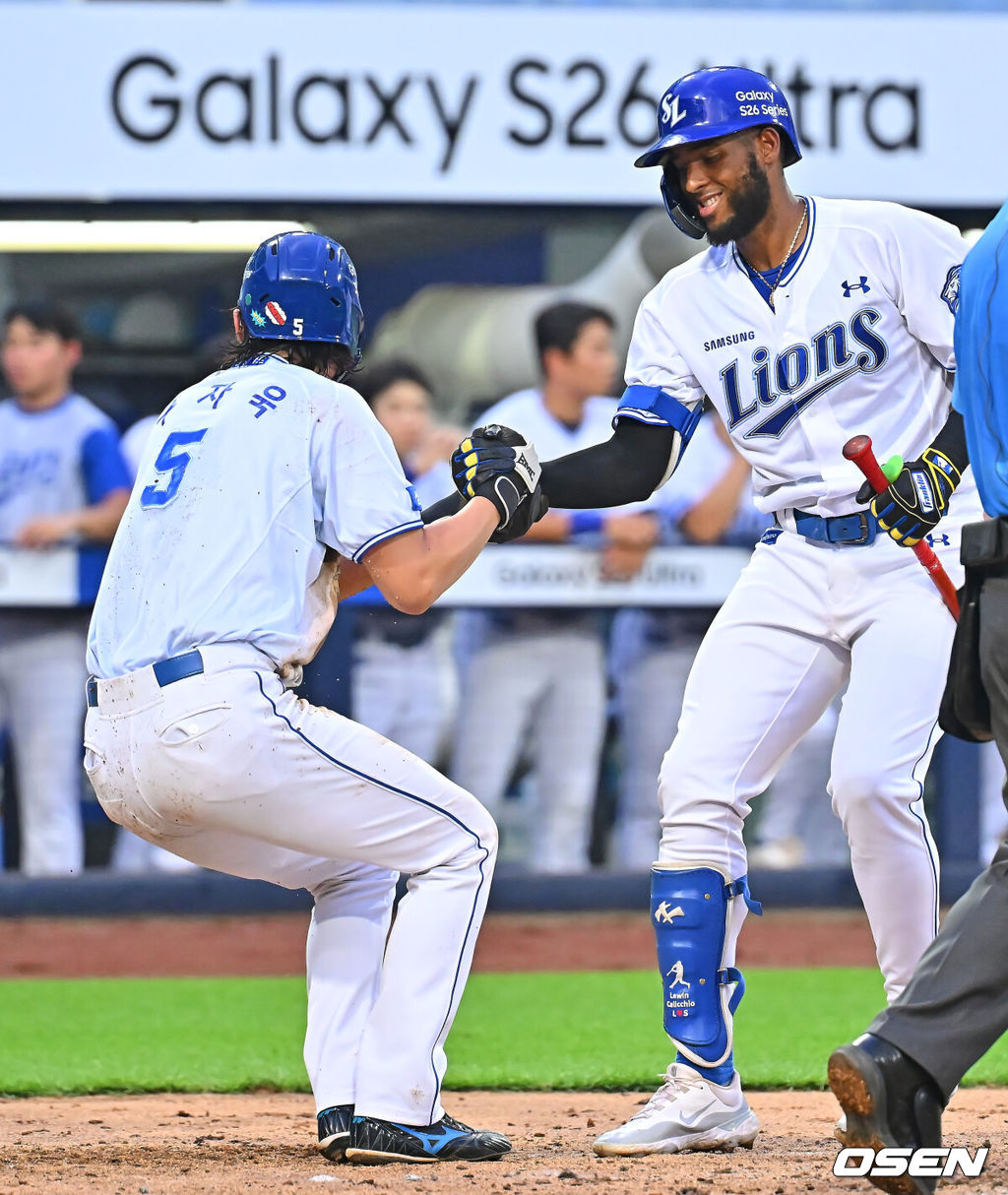 18일 대구삼성라이온즈파크에서 2026 신한 SOL KBO 리그 삼성 라이온즈와 롯데 자이언츠의 경기가 열렸다. 홈팀 삼성은 페덱이, 방문팀 롯데는 나균안이 선발 출전했다. 삼성 라이온즈 구자욱이 5회말 무사 1,3루 득점을 올린 후 좌익수 희생 플라이를 친 디아즈의 부축을 받으며 일어나고 있다. 2026.07.18 / foto0307@osen.co.kr