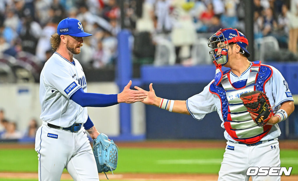 18일 대구삼성라이온즈파크에서 2026 신한 SOL KBO 리그 삼성 라이온즈와 롯데 자이언츠의 경기가 열렸다. 홈팀 삼성은 페덱이, 방문팀 롯데는 나균안이 선발 출전했다. 삼성 라이온즈 선발 투수 페덱이 6회초 2사 1루 롯데 자이언츠 고승민을 삼진으로 잡고 첫 등판을 마무리하며 강민호와 하이파이브를 하고 있다. 2026.07.18 / foto0307@osen.co.kr