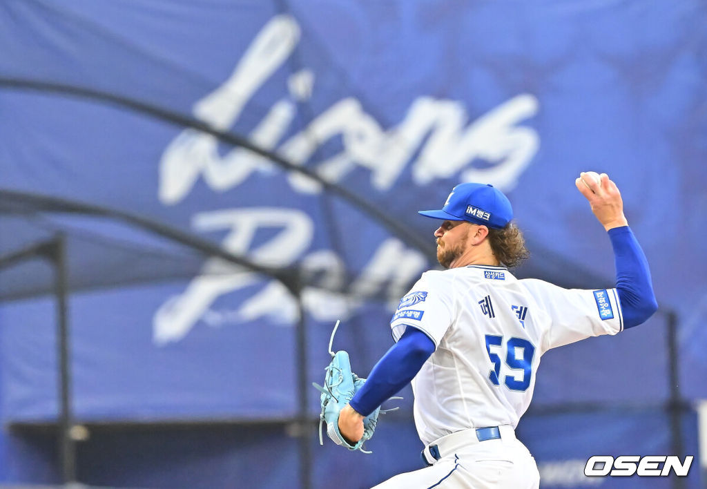 18일 대구삼성라이온즈파크에서 2026 신한 SOL KBO 리그 삼성 라이온즈와 롯데 자이언츠의 경기가 열렸다. 홈팀 삼성은 페덱이, 방문팀 롯데는 나균안이 선발 출전했다. 삼성 라이온즈 선발 투수 페덱이 역투하고 있다. 2026.07.18 / foto0307@osen.co.kr