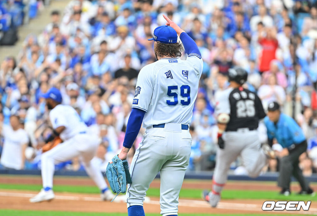 18일 대구삼성라이온즈파크에서 2026 신한 SOL KBO 리그 삼성 라이온즈와 롯데 자이언츠의 경기가 열렸다. 홈팀 삼성은 페덱이, 방문팀 롯데는 나균안이 선발 출전했다. 삼성 라이온즈 선발 투수 페덱이 1회초 2사 1루 롯데 자이언츠 한동희의 안타성 타구를 잡은 류지혁을 보며 환호하고 있다. 2026.07.18 / foto0307@osen.co.kr