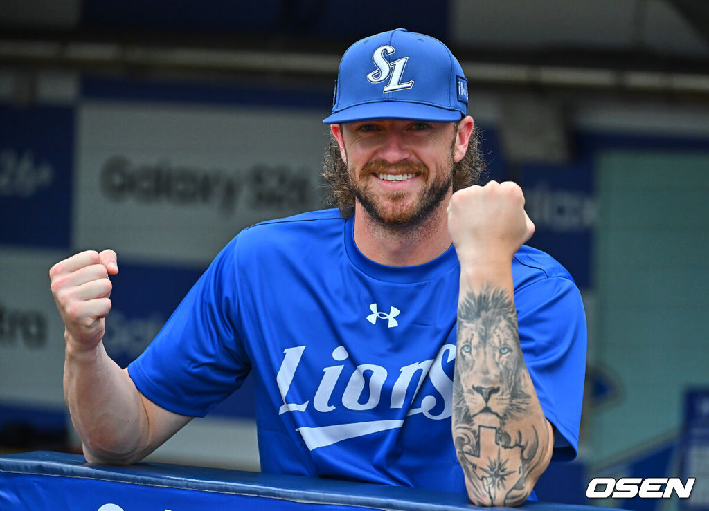 16일 대구삼성라이온즈파크에서 2026 신한 SOL KBO 리그 삼성 라이온즈와 롯데 자이언츠의 경기가 열렸다. 홈팀 삼성은 양창섭이, 방문팀 롯데는 로드리게스가 선발 출전했다. 삼성 라이온즈 새 외국인 투구 페덱이 사자 문신을 보여주며 주먹을 불끈 쥐고 미소짓고 있다. 2026.07.16 / foto0307@osen.co.kr