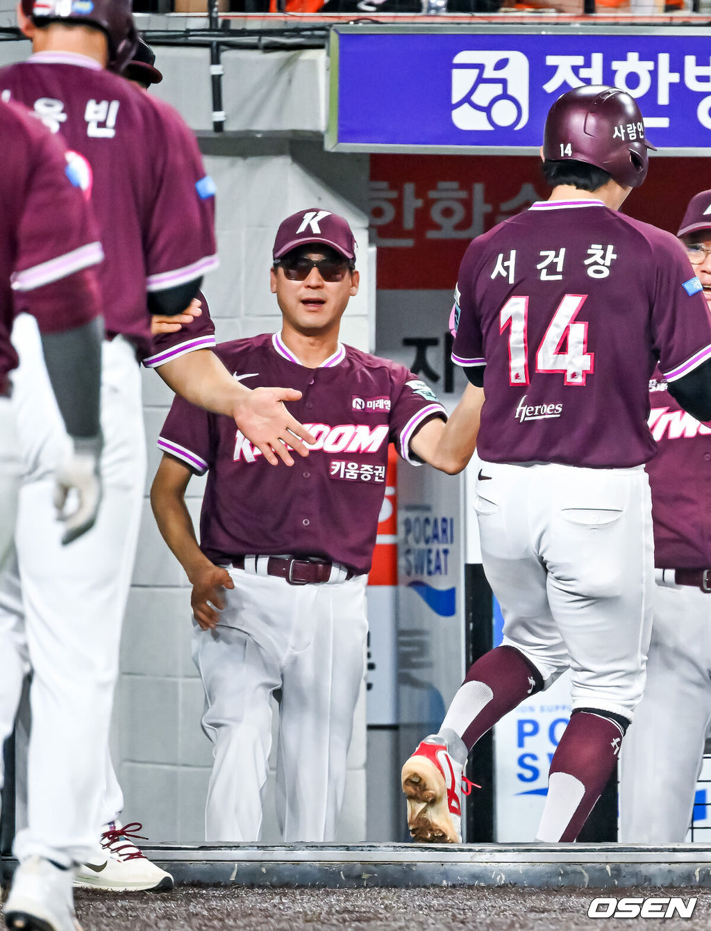 18일 대전 한화생명 볼파크에서 2026 신한 SOL KBO리그 한화 이글스와 키움 히어로즈의 경기가 열렸다.이날 한화는 에르난데스, 키움은 안우진이 선발로 나섰다.8회초 1사 주자 만루 키움 데이비슨의 좌익수 왼쪽 2타점 적시 2루타때 홈을 밟은 서건창과 김웅빈이 덕아웃에서 설종진 감독과 하이파이브를 하고 있다. 2026.07.18 / rumi@osen.co.kr