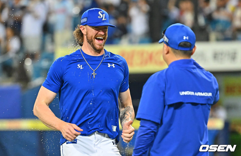 18일 대구삼성라이온즈파크에서 2026 신한 SOL KBO 리그 삼성 라이온즈와 롯데 자이언츠의 경기가 열렸다. 홈팀 삼성은 페덱이, 방문팀 롯데는 나균안이 선발 출전했다. 삼성 라이온즈 선발 투수 페덱이 첫 등판 경기에서 승리를 기록하고 박진만 감독의 축하를 받고 있다. 2026.07.18 / foto0307@osen.co.kr