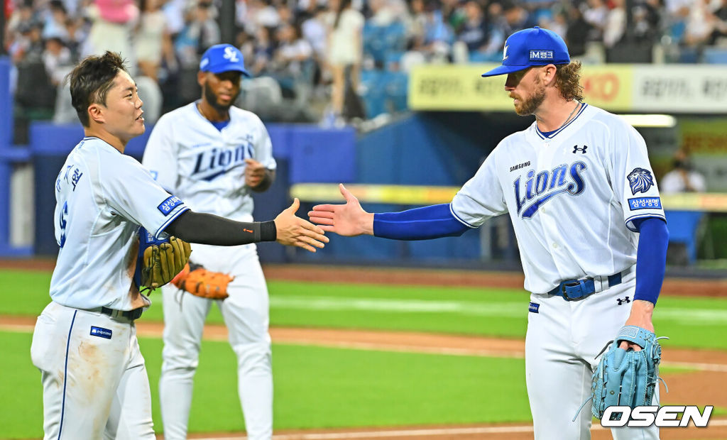 18일 대구삼성라이온즈파크에서 2026 신한 SOL KBO 리그 삼성 라이온즈와 롯데 자이언츠의 경기가 열렸다. 홈팀 삼성은 페덱이, 방문팀 롯데는 나균안이 선발 출전했다. 삼성 라이온즈 선발 투수 페덱이 6회초 2사 1루 롯데 자이언츠 고승민을 삼진으로 잡고 첫 등판을 마무리하며 류지혁과 하이파이브를 하고 있다. 2026.07.18 / foto0307@osen.co.kr