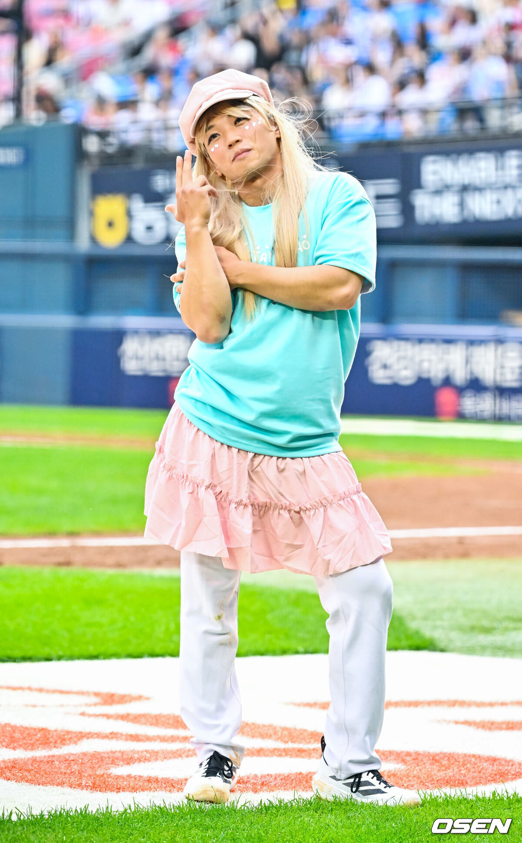10일 서울 잠실야구장에서 ‘2026 신한 SOL KBO 올스타 프라이데이’가 열렸다.올스타 프라이데이인 오늘(10일)은 '넥스트레벨 매치'가 가장 먼저 열렸다. 지난해 넥스트 레벨 트레이닝 캠프를 수료한 고교 2학년 유망주들이 참가해 2028 KBO 신인드래프트를 앞둔 차세대 스타들의 기량을 선보였다. 이어 북부리그와 남부리그가 맞붙는 퓨처스 올스타전이 펼쳐진다. 경기 종료 후에는 팬 투표로 선정된 거포 8명이 출전하는 홈런 더비가 펼쳐진다.3회말 남부리그 엄준현이 갸루 분장을 하고 파라파라를 추고 있다. 2026.07.10 / rumi@osen.co.kr