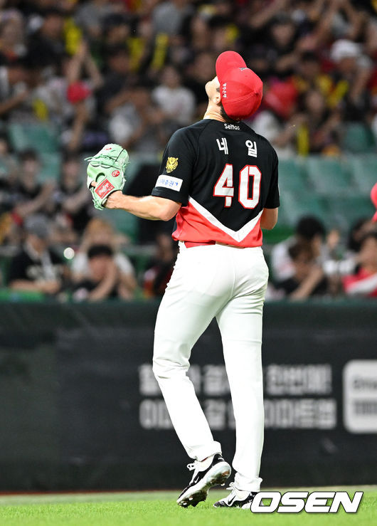 18일 인천 SSG랜더스필드에서 2026 신한 SOL KBO리그 SSG 랜더스와 KIA 타이거즈의 경기가 열렸다. 이날 SSG은 해치, KIA는 네일을 선발로 내세웠다. 7회말 수비를 마친 KIA 네일이 환호하고 있다. 2026.07.18 /sunday@osen.co.kr