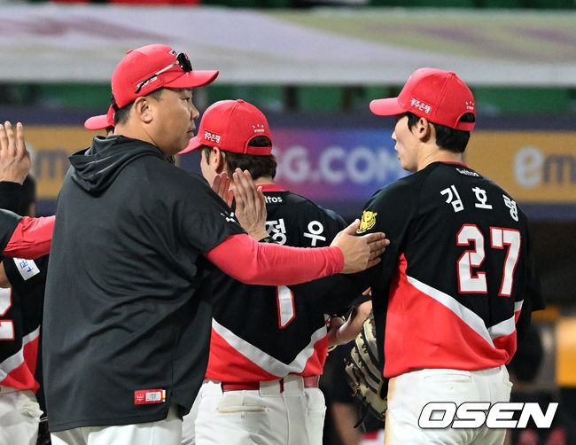 프로야구 KIA 타이거즈가 2연승에 성공했다. KIA는 18일 인천SSG랜더스필드에서 열린 2026 신한 SOL KBO리그 SSG 랜더스와 원정 경기에서 12-2 완승을 거뒀다. 3회초 SSG 선발 토마스 해치를 공략하는 데 성공했다. 경기 종료 후 KIA 이범호 감독이 김호령과 승리의 기쁨을 나누고 있다. 2026.07.18 /sunday@osen.co.kr