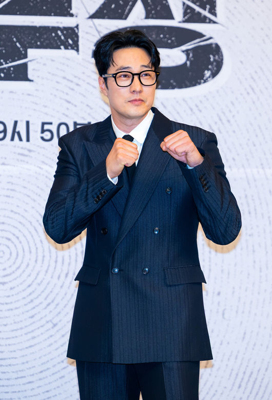 25일 오후 서울 양천구 목동 SBS 방송센터 SBS홀에서 SBS 새 금토드라마 '김부장' 제작발표회가 열렸다.오는 26일 첫 방송 되는 ‘김부장’은 세상 가장 평범한 아빠가 하나뿐인 딸을 되찾기 위해 세상에서 가장 위험한 남자가 돼 싸우는 복수 액션극이다. 소지섭, 최대훈, 윤경호, 손나은, 김성규 등 화려한 출연진으로 관심을 모으고 있다.배우 소지섭이 입장하며 포즈를 취하고 있다. 2026.06.25 / rumi@osen.co.kr