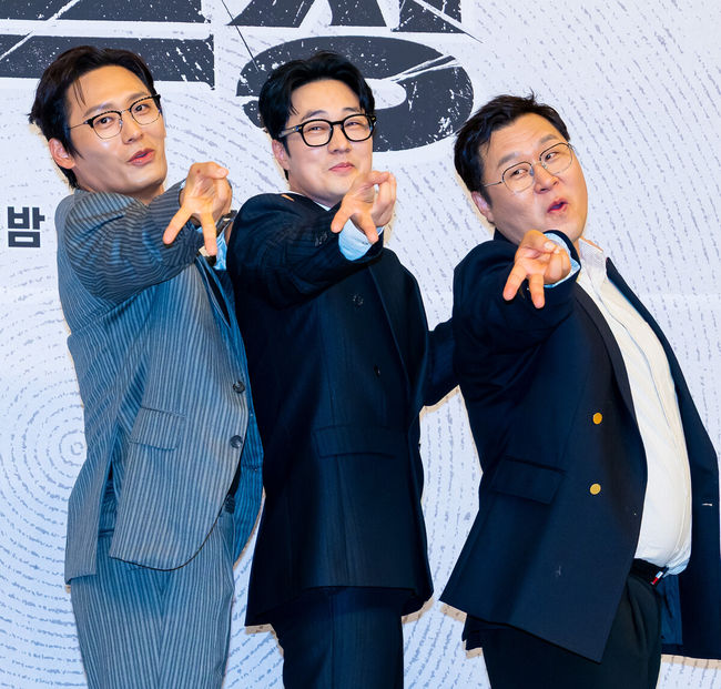25일 오후 서울 양천구 목동 SBS 방송센터 SBS홀에서 SBS 새 금토드라마 '김부장' 제작발표회가 열렸다.오는 26일 첫 방송 되는 ‘김부장’은 세상 가장 평범한 아빠가 하나뿐인 딸을 되찾기 위해 세상에서 가장 위험한 남자가 돼 싸우는 복수 액션극이다. 소지섭, 최대훈, 윤경호, 손나은, 김성규 등 화려한 출연진으로 관심을 모으고 있다.배우 최대훈, 소지섭, 윤경호가 포즈를 취하고 있다. 2026.06.25 / rumi@osen.co.kr