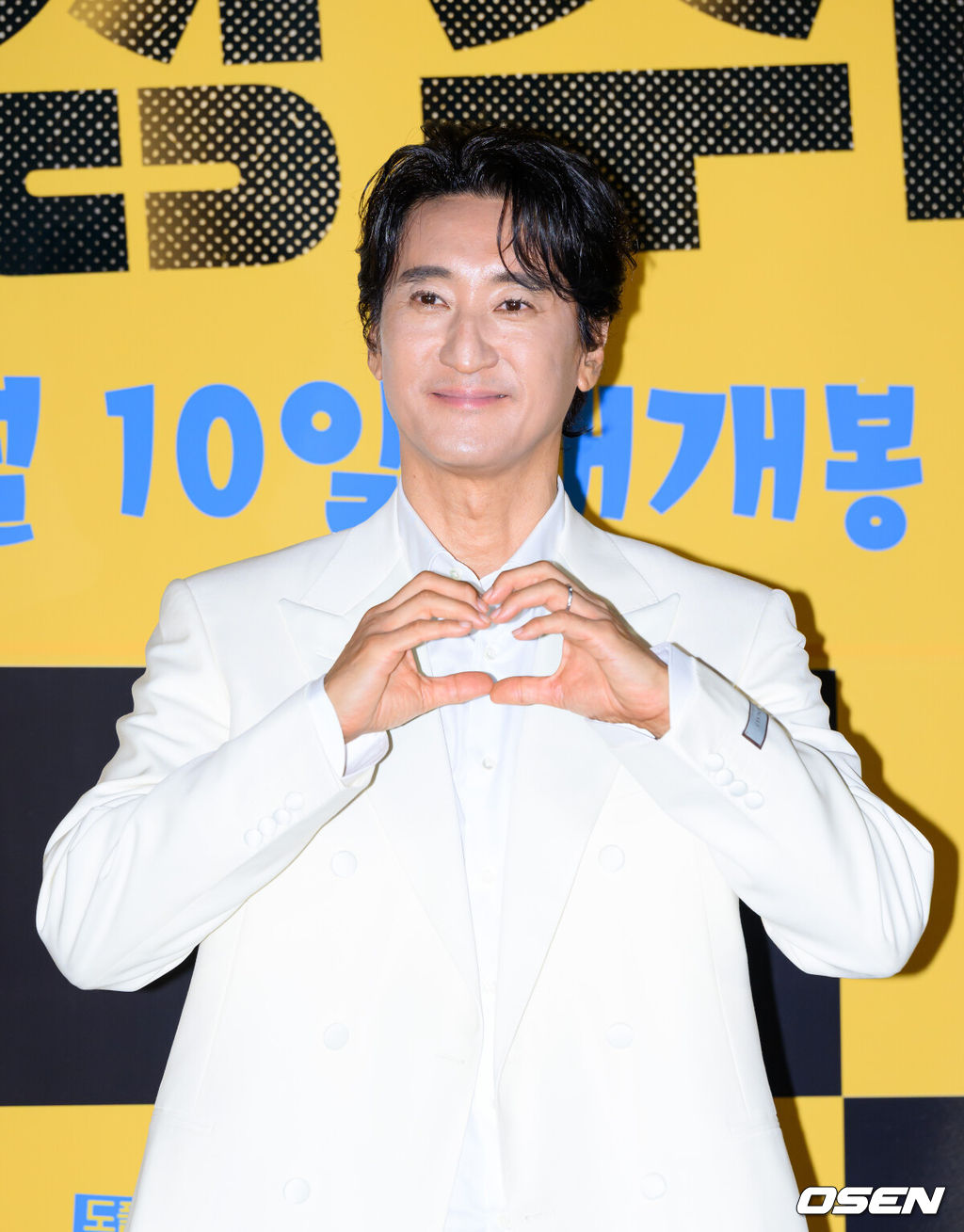 29일 오후 서울 CGV 용산아이파크몰에서 영화 '현상수배' 언론 배급시사회가 열렸다.'현상수배'는 자신과 똑같이 생긴 범죄자 ‘철구’ 때문에 뜻밖의 소동에 휘말린 소시민 ‘현준’이 경찰과 공조해 쫓고 쫓기는 추격전에 뛰어들게 되는 도플갱어 공조 코미디다.배우 신현준이 포토타임을 가지고 있다. 2026.05.29 /sunday@osen.co.kr