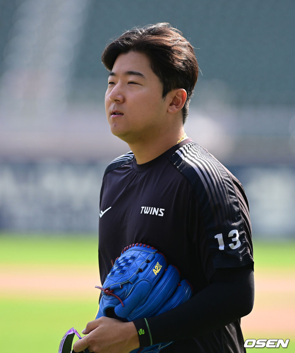 11일 서울 잠실야구장에서 2026 신한 SOL KBO리그 LG 트윈스와 SSG 랜더스의 경기가 열렸다.3연승과 스윕승을 노리는 LG는 김윤식, 2연패에 빠진 SSG는 김건우를 선발로 내세웠다.경기에 앞서 LG 송승기가 훈련을 마치고 이동하며 SSG 선수들과 인사를 나누고 있다. 2026.06.11 / jpnews@osen.co.kr