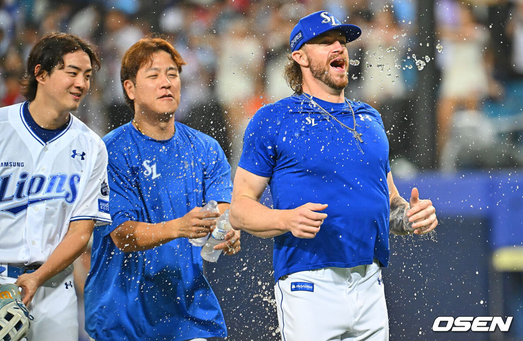18일 대구삼성라이온즈파크에서 2026 신한 SOL KBO 리그 삼성 라이온즈와 롯데 자이언츠의 경기가 열렸다. 홈팀 삼성은 페덱이, 방문팀 롯데는 나균안이 선발 출전했다. 삼성 라이온즈 선발 투수 페덱이 첫 등판 경기에서 승리를 기록하고 강민호의 축하 물세례를 받고 있다. 2026.07.18 / foto0307@osen.co.kr