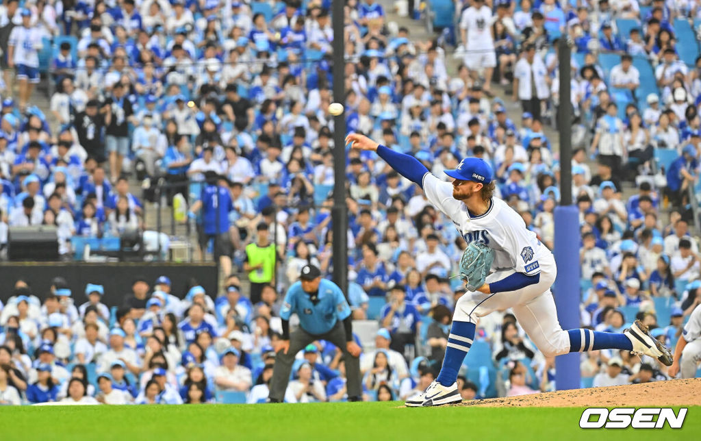 18일 대구삼성라이온즈파크에서 2026 신한 SOL KBO 리그 삼성 라이온즈와 롯데 자이언츠의 경기가 열렸다. 홈팀 삼성은 페덱이, 방문팀 롯데는 나균안이 선발 출전했다. 삼성 라이온즈 선발 투수 페덱이 역투하고 있다. 2026.07.18 / foto0307@osen.co.kr