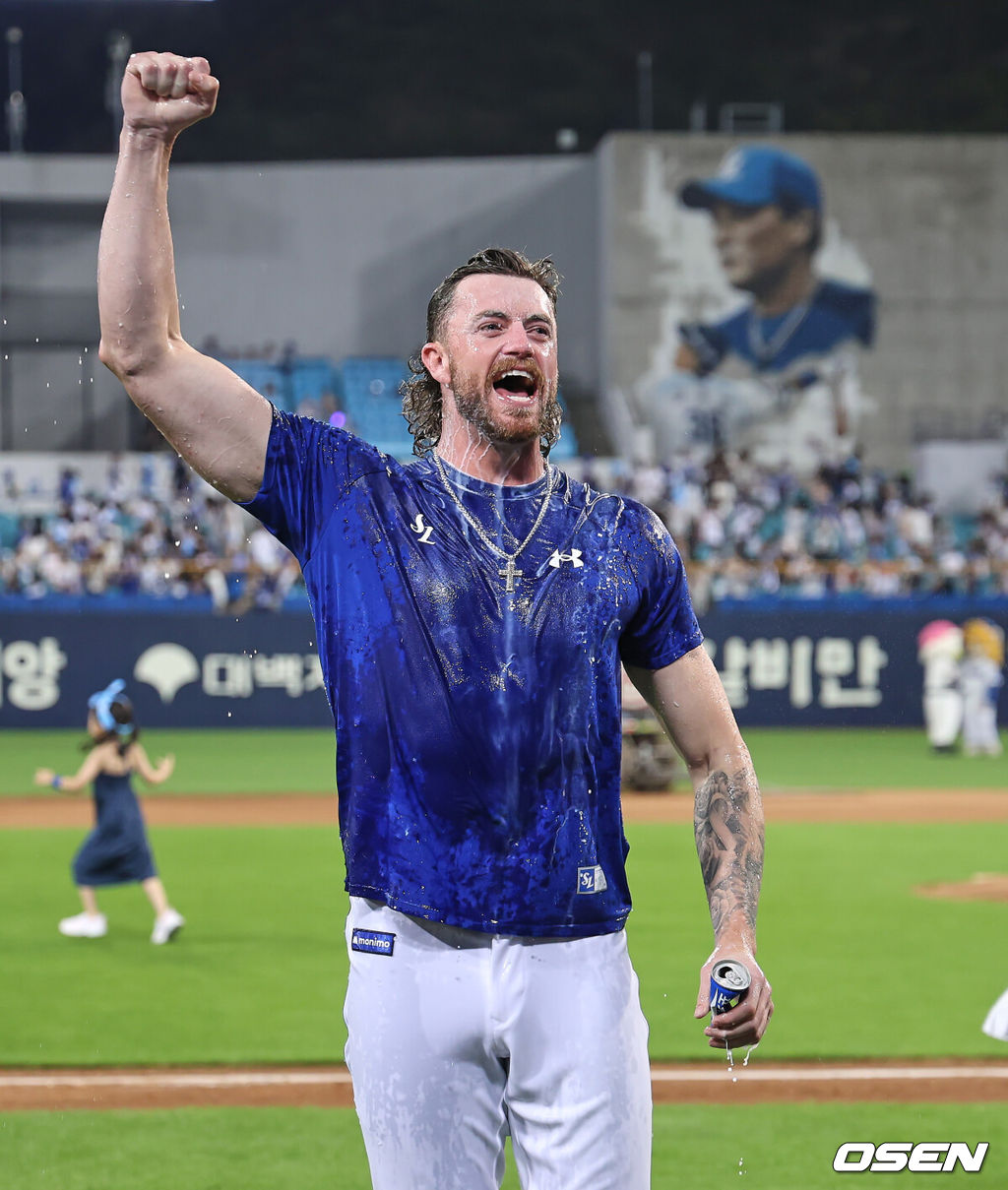 18일 대구삼성라이온즈파크에서 2026 신한 SOL KBO 리그 삼성 라이온즈와 롯데 자이언츠의 경기가 열렸다. 홈팀 삼성은 페덱이, 방문팀 롯데는 나균안이 선발 출전했다. 삼성 라이온즈 선발 투수 페덱이 첫 등판 경기에서 승리를 기록하고 동료들의 축하 물세례를 받은 후 팬들을 보며 파이팅을 외치고 있다. 2026.07.18 / foto0307@osen.co.kr