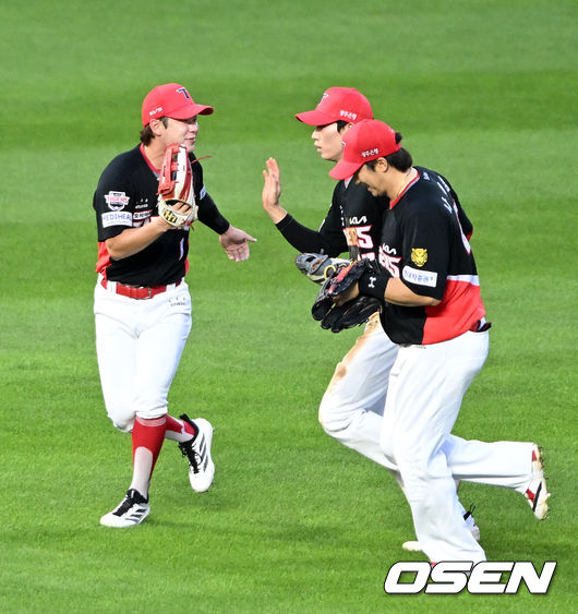 18일 인천 SSG랜더스필드에서 2026 신한 SOL KBO리그 SSG 랜더스와 KIA 타이거즈의 경기가 열렸다. 이날 SSG은 해치, KIA는 네일을 선발로 내세웠다. 5회말 1사 1루에서 SSG 박성한을 외야플라이로 처리한 KIA 김호령이 정준재까지 잡아내며 환호하고 있다. 2026.07.18 /sunday@osen.co.kr