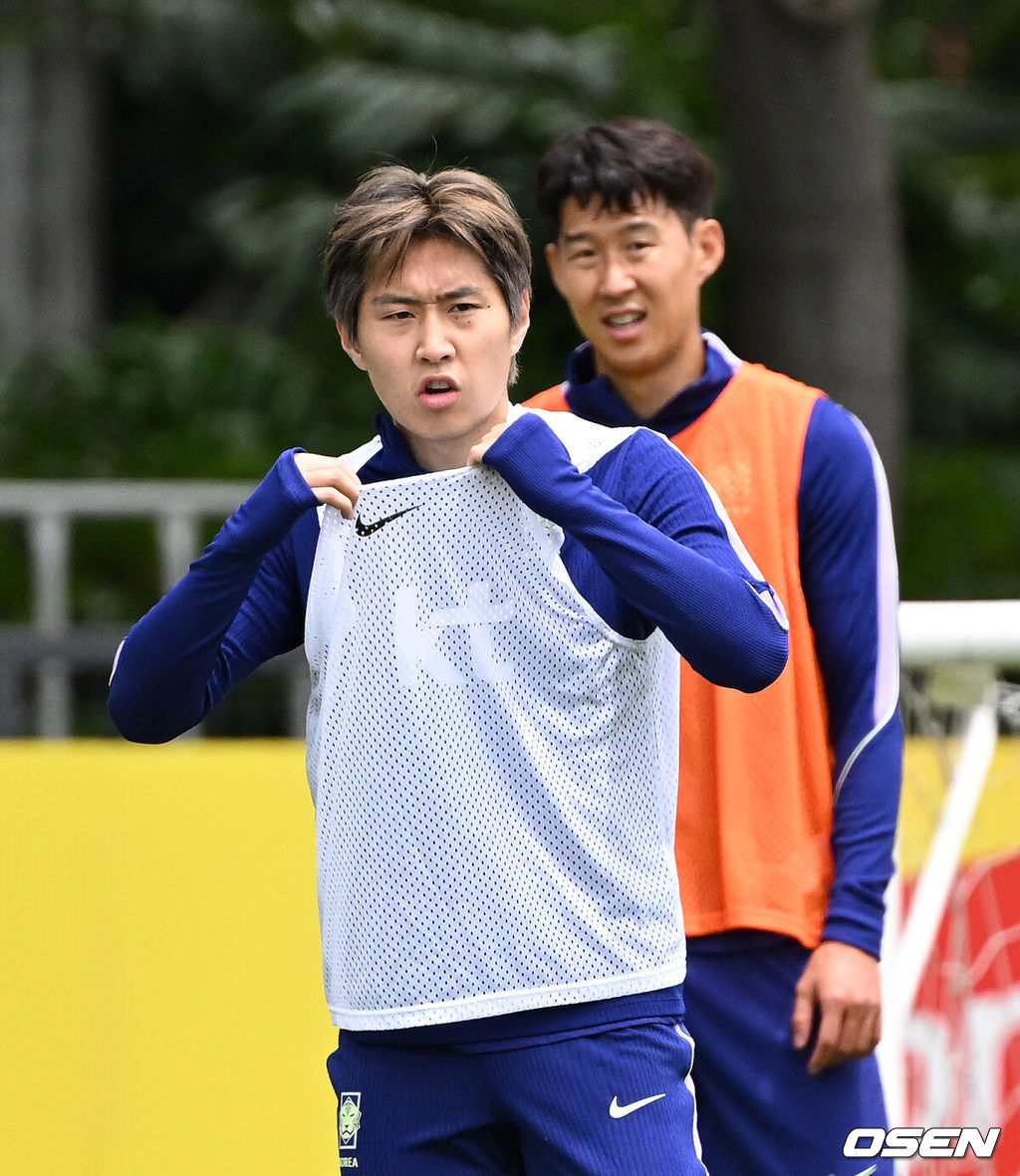 홍명보 감독이 이끄는 대한민국 축구국가대표팀이 15일(한국시각) 멕시코 과달라하라 인근 사포판의 치바스 베르데 바예에서 훈련을 진행했다.대표팀은 전날 A조 1차전에서 체코를 상대로 2-1 역전승을 거뒀다. 남아프리카공화국을 2-0으로 제압한 개최국 멕시코에 이은 조 2위다.대한민국 이강인, 손흥민이 훈련을 하고 있다. 2026.06.15 /sunday@osen.co.kr