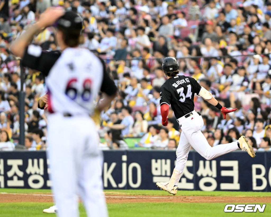 17일 서울 잠실야구장에서 2026 신한 SOL KBO리그 LG 트윈스와 KT 위즈의 경기가 열렸다.이날 LG는 라클란 웰스, KT는 소형준을 선발로 내세웠다.5회초 2사 1루에서 KT 힐리어드가 우월 투런 홈런을 치고 환호하고 있다. 2026.07.17 /sunday@osen.co.kr