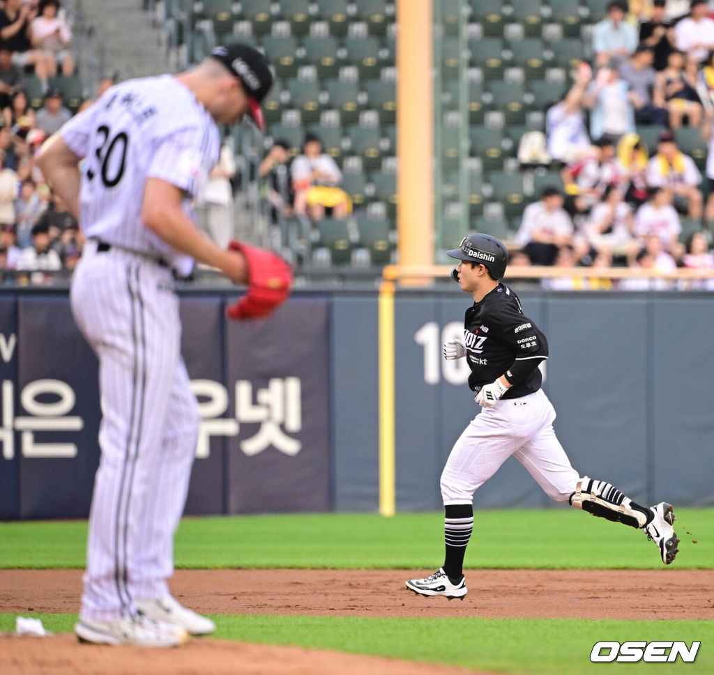 16일 서울 잠실야구장에서 ‘2026 신한 SOL Bank KBO리그’ LG 트윈스와 KT 위즈의 경기가 열렸다.홈팀 LG는 앤더스 톨허스트, 방문팀 KT는 로건 앨런을 선발로 내세웠다.2회초 2사 1, 3루 상황 KT 최원준이 LG 선발 앤더스 톨허스트를 상대로 역전 우월 스리런포를 날리고 그라운드를 돌고 있다. 2026.07.16 / dreamer@osen.co.kr