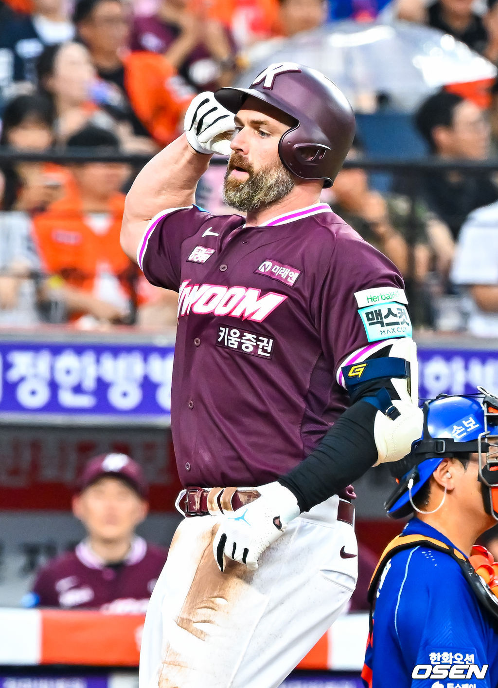 17일 대전 한화생명 볼파크에서 2026 신한 SOL KBO리그 한화 이글스와 키움 히어로즈의 경기가 열렸다.이날 한화는 왕옌청, 키움은 하영민이 선발로 나섰다.2회초 2사 주자 1,3루 키움 데이비슨이 중월 선취 스리런 홈런을 때린 후 홈을 밟으며 세리머니를 하고 있다. 2026.07.17 / rumi@osen.co.kr