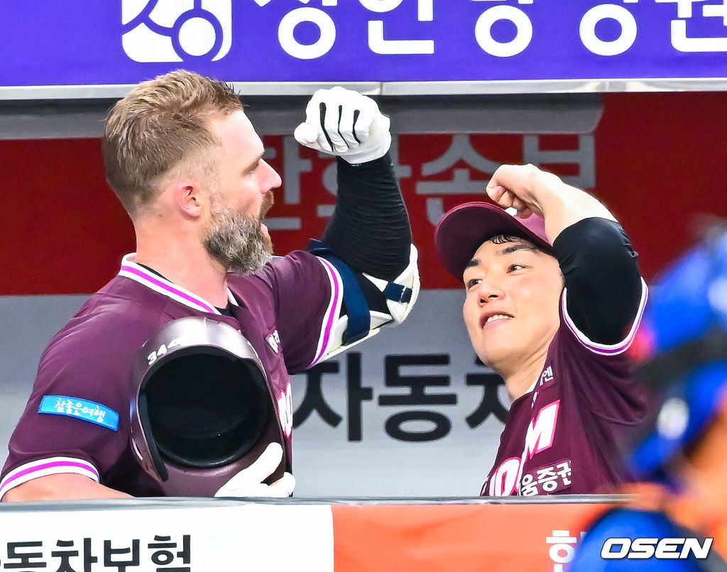 17일 대전 한화생명 볼파크에서 2026 신한 SOL KBO리그 한화 이글스와 키움 히어로즈의 경기가 열렸다.이날 한화는 왕옌청, 키움은 하영민이 선발로 나섰다.2회초 2사 주자 1,3루 키움 데이비슨이 중월 스리런 홈런을 때린 후 덕아웃에서 서건창과 기쁨을 나누고 있다. 2026.07.17 / rumi@osen.co.kr