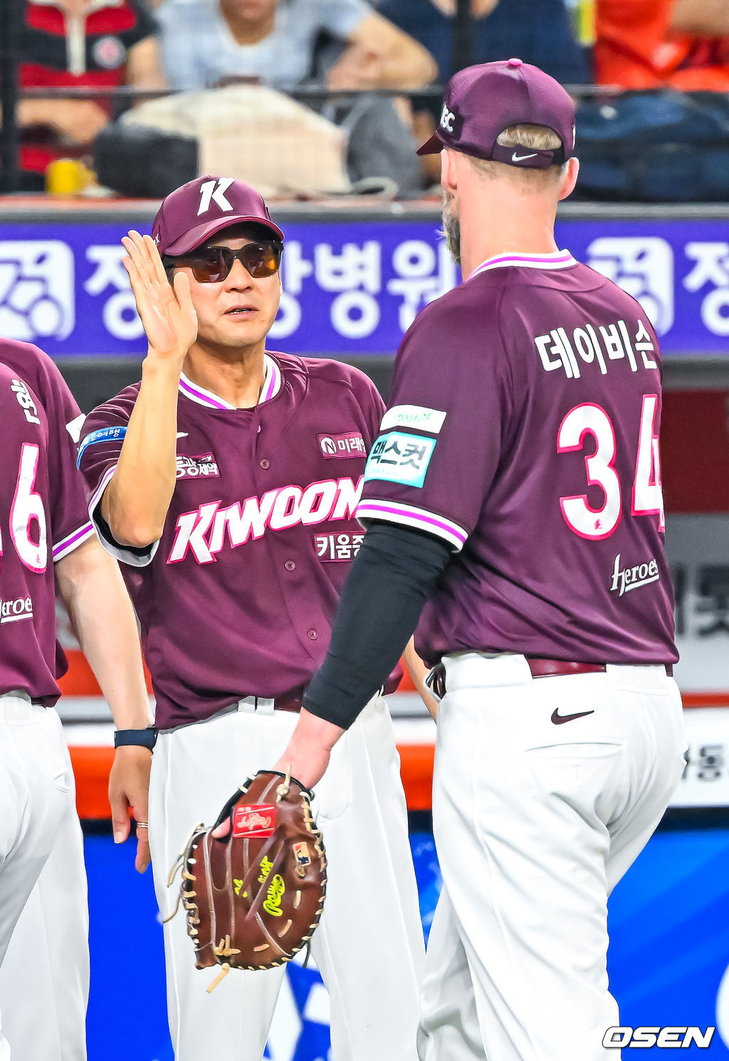 18일 대전 한화생명 볼파크에서 2026 신한 SOL KBO리그 한화 이글스와 키움 히어로즈의 경기가 열렸다.이 경기에서 키움은 한화에 4-2로 승리하며 3연승을 질주했다. 4연전에서 3경기를 먼저 가져가며 위닝시리즈도 확보했다. 최하위 키움에 발목이 잡힌 한화는 이날 패배로 3연패에 빠졌다. 경기를 마치고 키움 설종진 감독이 데이비슨과 하이파이브를 하고 있다. 2026.07.18 / rumi@osen.co.kr