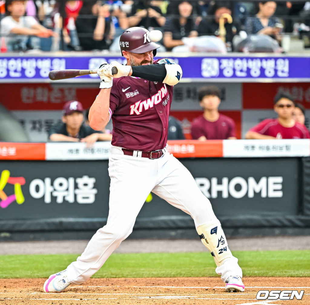 18일 대전 한화생명 볼파크에서 2026 신한 SOL KBO리그 한화 이글스와 키움 히어로즈의 경기가 열렸다.이날 한화는 에르난데스, 키움은 안우진이 선발로 나섰다.1회초 2사 한화 선발 에르난데스가 던진 볼에 키움 데이비슨이 헤드샷을 당하고 있다. 2026.07.18 / rumi@osen.co.kr