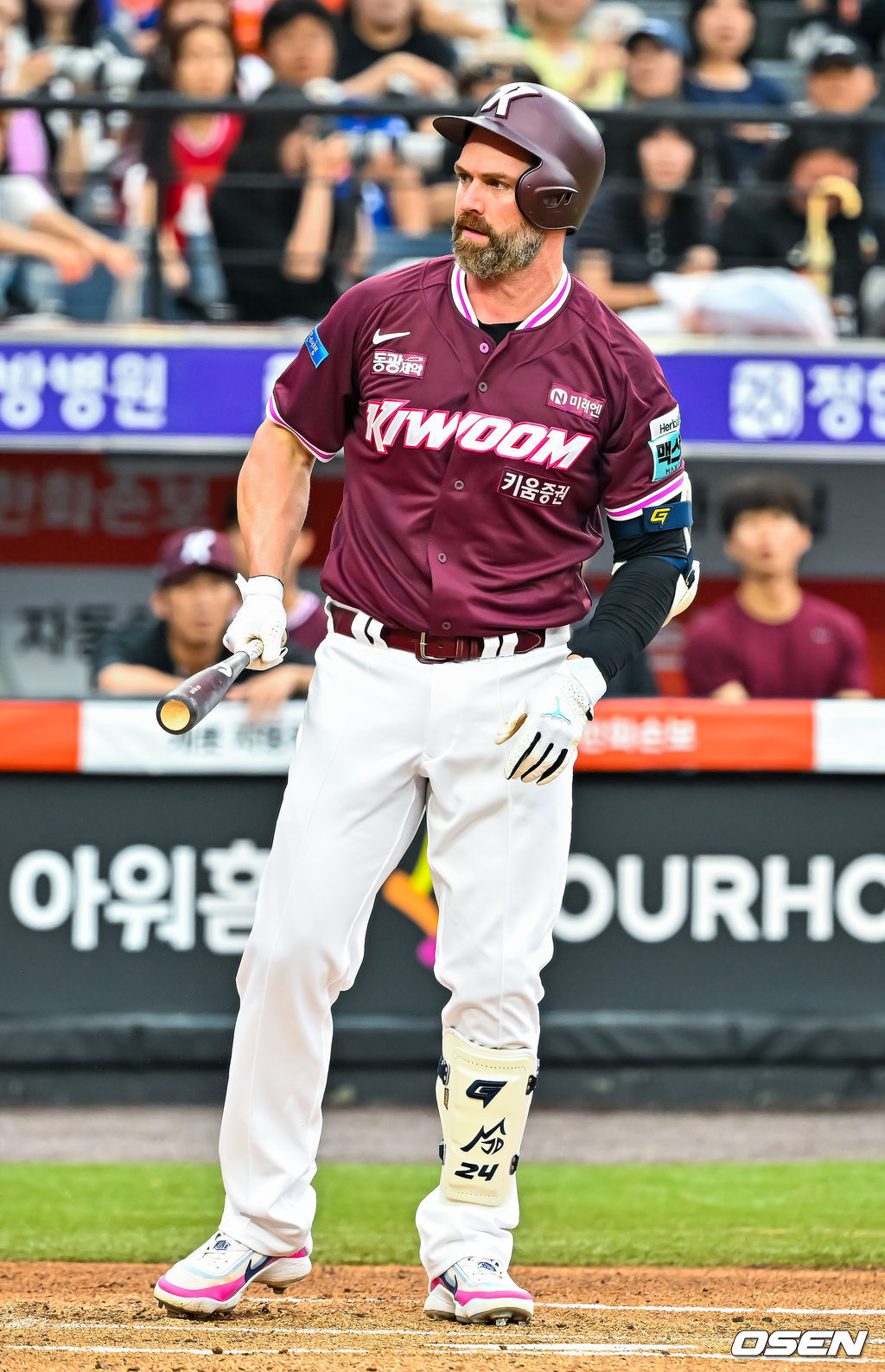 18일 대전 한화생명 볼파크에서 2026 신한 SOL KBO리그 한화 이글스와 키움 히어로즈의 경기가 열렸다.이날 한화는 에르난데스, 키움은 안우진이 선발로 나섰다.1회초 2사 한화 선발 에르난데스가 던진 볼에 키움 데이비슨이 헤드샷을 당한 후 1루로 걸어나가고 있다. 2026.07.18 / rumi@osen.co.kr