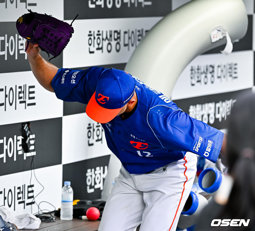 18일 대전 한화생명 볼파크에서 2026 신한 SOL KBO리그 한화 이글스와 키움 히어로즈의 경기가 열렸다.이날 한화는 에르난데스, 키움은 안우진이 선발로 나섰다.1회초 2사 한화 선발 에르난데스가 키움 데이비슨을 향해 던진 몸에 맞는 볼이 헤드샷 퇴장 판정을 받고 퇴장된 후 덕아웃에서 화를 내고 있다. 2026.07.18 / rumi@osen.co.kr