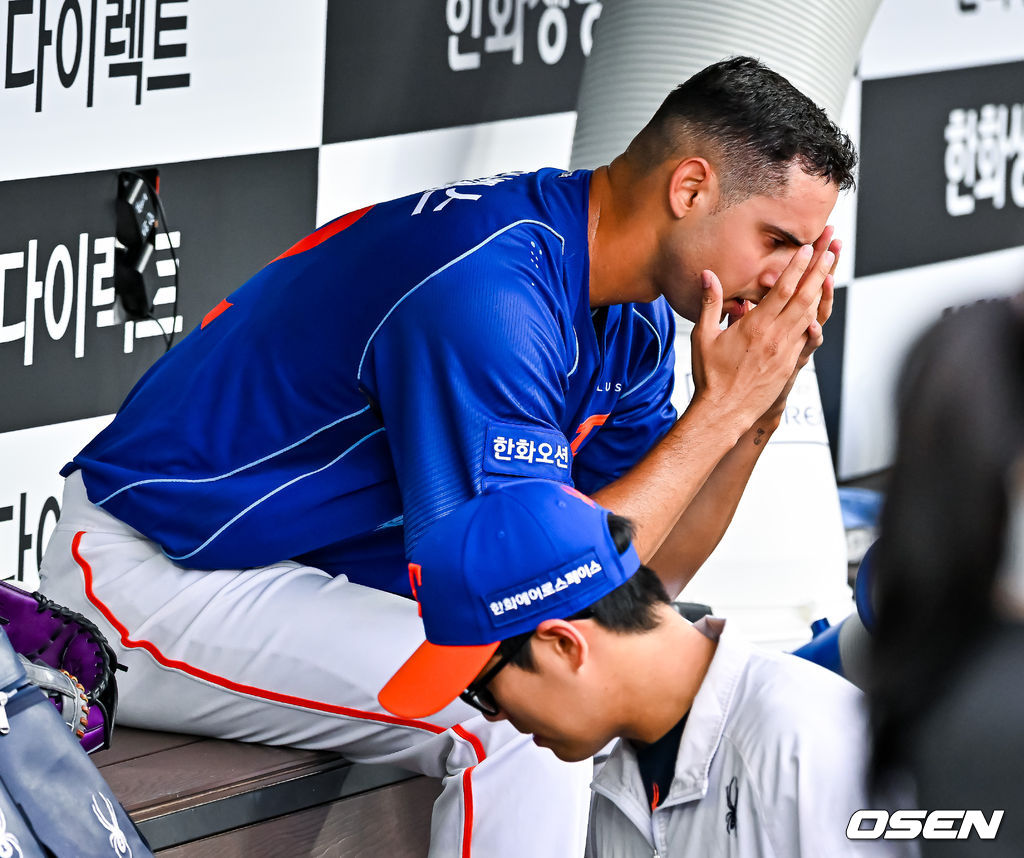 18일 대전 한화생명 볼파크에서 2026 신한 SOL KBO리그 한화 이글스와 키움 히어로즈의 경기가 열렸다.이날 한화는 에르난데스, 키움은 안우진이 선발로 나섰다.1회초 2사 한화 선발 에르난데스가 키움 데이비슨을 향해 던진 몸에 맞는 볼이 헤드샷 퇴장 판정을 받고 퇴장당한 후 덕아웃에서 아쉬워하고 있다. 2026.07.18 / rumi@osen.co.kr