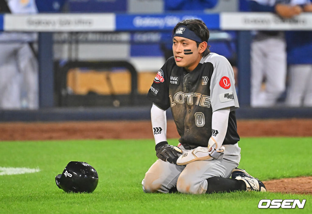 16일 대구삼성라이온즈파크에서 2026 신한 SOL KBO 리그 삼성 라이온즈와 롯데 자이언츠의 경기가 열렸다. 홈팀 삼성은 양창섭이, 방문팀 롯데는 로드리게스가 선발 출전했다. 롯데 자이언츠 황성빈이 5회초 2사 1,2루 한동희의 내야 안타때 홈으로 파고 들었으나 아웃되고 아쉬워하고 있다. 2026.07.16 / foto0307@osen.co.kr
