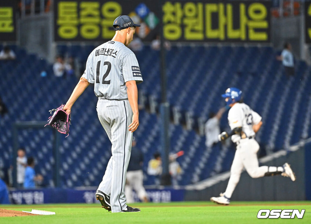 18일 창원NC파크에서 2026 신한 SOL KBO 리그 NC 다이노스와 한화 이글스의 경기가 열렸다. 홈팀 NC는 테일러가, 방문팀 한화는 에르난데스가 선발 출전했다. 한화 이글스 에르난데스가 5회말 1사 1루 NC 다이노스 천재환에게 좌월 2점 홈런을 맞고 아쉬워하고 있다. 2026.06.18 / foto0307@osen.co.kr