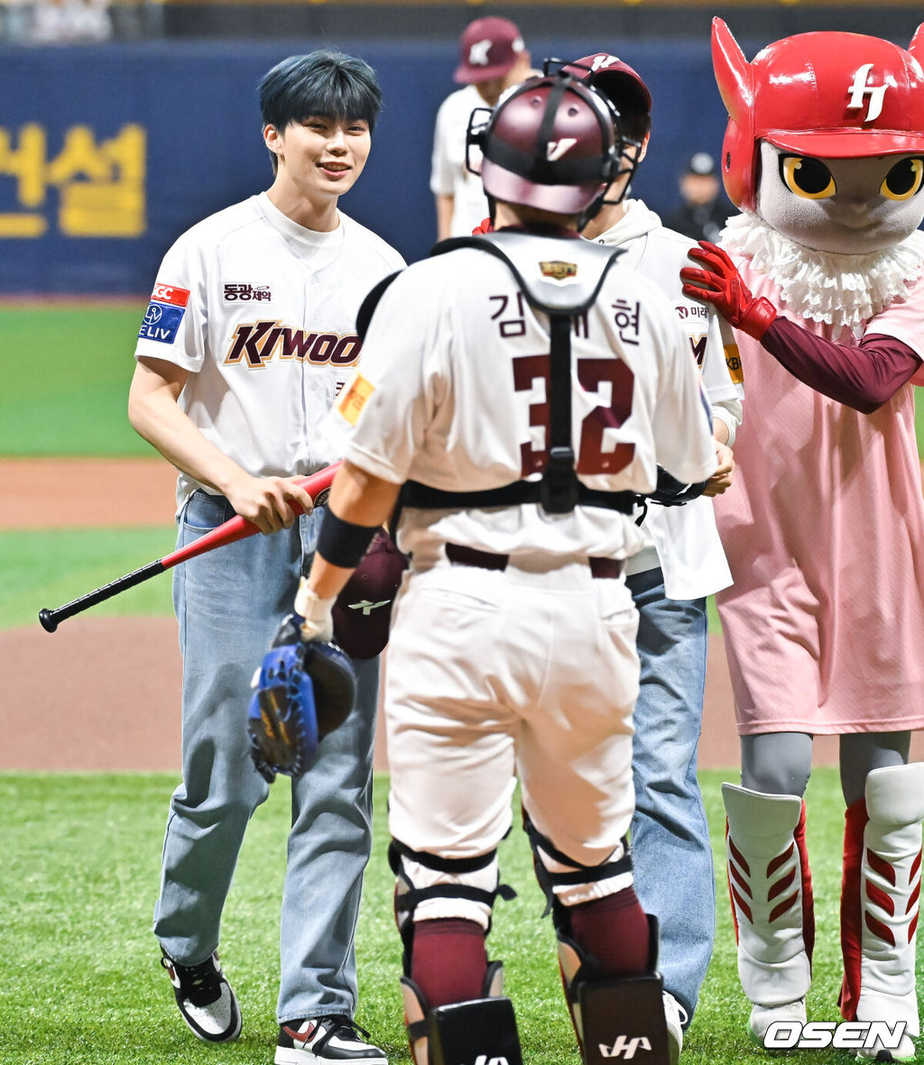 9일 오후 서울 고척스카이돔에서 ‘2024 신한 SOL BANK KBO리그’ 키움 히어로즈와 두산 베어스의 경기가 진행됐다.이날 키움은 후라도를 두산은 최원준을 선발투수로 내세웠다. 경기에 앞서 제로베이스원 김규빈과 박건욱이 시구 시타를 마친뒤 키움 김재현 포수와 이야기를 나누고 있다. 2024.05.09 / soul1014@osen.co.kr