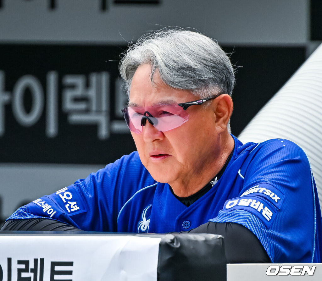 19일 대전 한화생명 볼파크에서 2026 신한 SOL KBO리그 한화 이글스와 키움 히어로즈의 경기가 열린다.이날 한화는 류현진, 키움은 박준현이 선발로 나선다.경기 전 한화 김경문 감독이 덕아웃에서 선수들의 훈련을 지켜보고 있다. 2026.07.19 / rumi@osen.co.kr