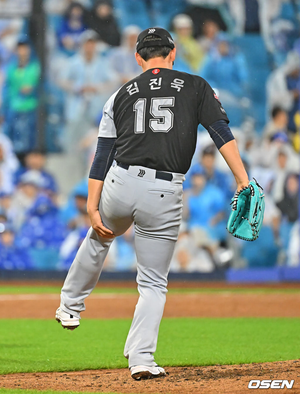 19일 대구삼성라이온즈파크에서 2026 신한 SOL KBO 리그 삼성 라이온즈와 롯데 자이언츠의 경기가 열렸다. 홈팀 삼성은 원태인이, 방문팀 롯데는 김진욱이 선발 출전했다. 롯데 자이언츠 김진욱이 6회말 투구 도중 왼쪽 허벅지 통증을 호소하고 있다. 2026.07.19 / foto0307@osen.co.kr