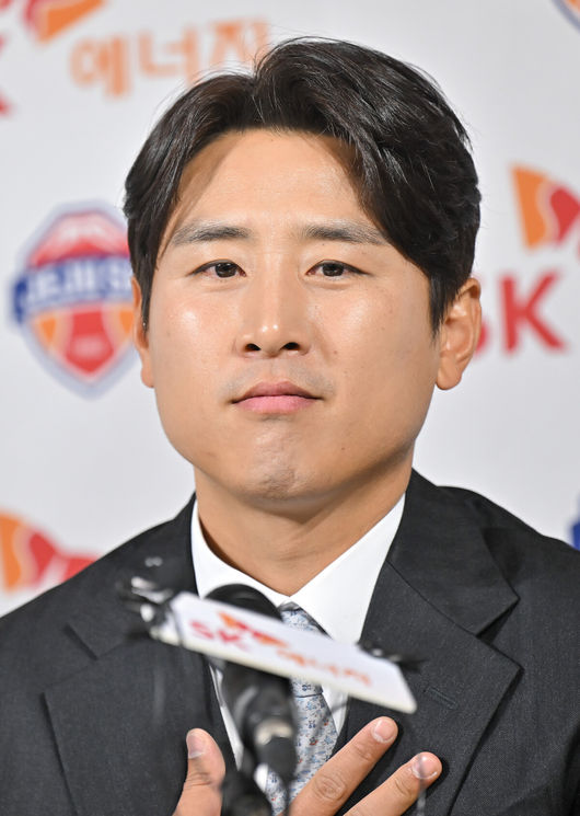 14일 오전 서울 종로구 대한축구협회 축구회관에서 구자철 현역 은퇴 기자회견 및 제주SK 유스 어드바이저 위촉식이 진행됐다.구자철은 2010년 제주의 준우승 전성기를 이끌었다. 그 활약을 토대로 이듬해인 2011년 독일 분데스리가에 진출해 맹활약을 펼쳤다. 2012년 런던올림픽에서는 한국 남자 축구 사상 첫 동메달이라는 쾌거를 이끌기도 했다. 2022년 다시 제주로 돌아온 구자철은 팀의 기둥 역할을 자처해왔다.구자철이 질문에 답하고 있다. 2025.01.14 / soul1014@osen.co.kr