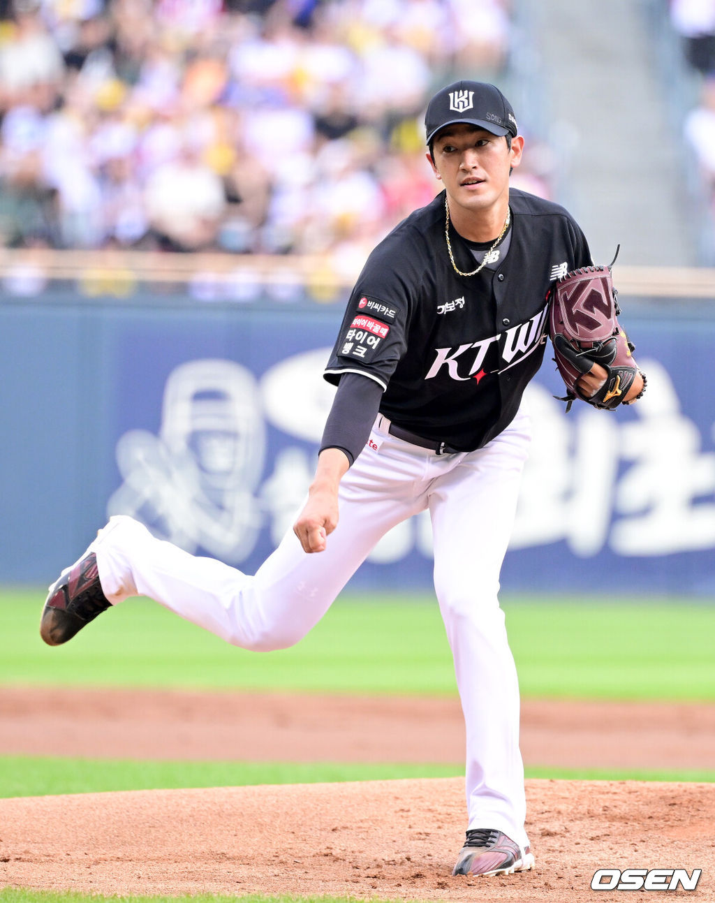 19일 서울 잠실야구장에서 ‘2026 신한 SOL Bank KBO리그’ LG 트윈스와 KT 위즈의 경기가 열렸다.홈팀 LG는 송승기, 방문팀 KT는 고영표를 선발로 내세웠다.1회말 KT 선발 고영표가 힘차게 공을 뿌리고 있다. 2026.07.19 / dreamer@osen.co.kr