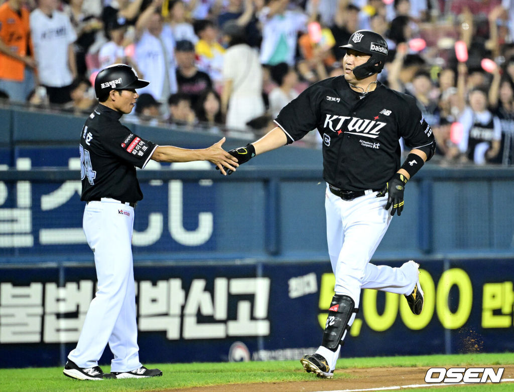19일 서울 잠실야구장에서 ‘2026 신한 SOL Bank KBO리그’ LG 트윈스와 KT 위즈의 경기가 열렸다.홈팀 LG는 송승기, 방문팀 KT는 고영표를 선발로 내세웠다.8회초 무사 선두타자로 나선 KT 장성우가 달아나는 중월 솔로포를 날리고 그라운드를 돌며 최만호 코치와 인사를 나누고 있다. 2026.07.19 / dreamer@osen.co.kr