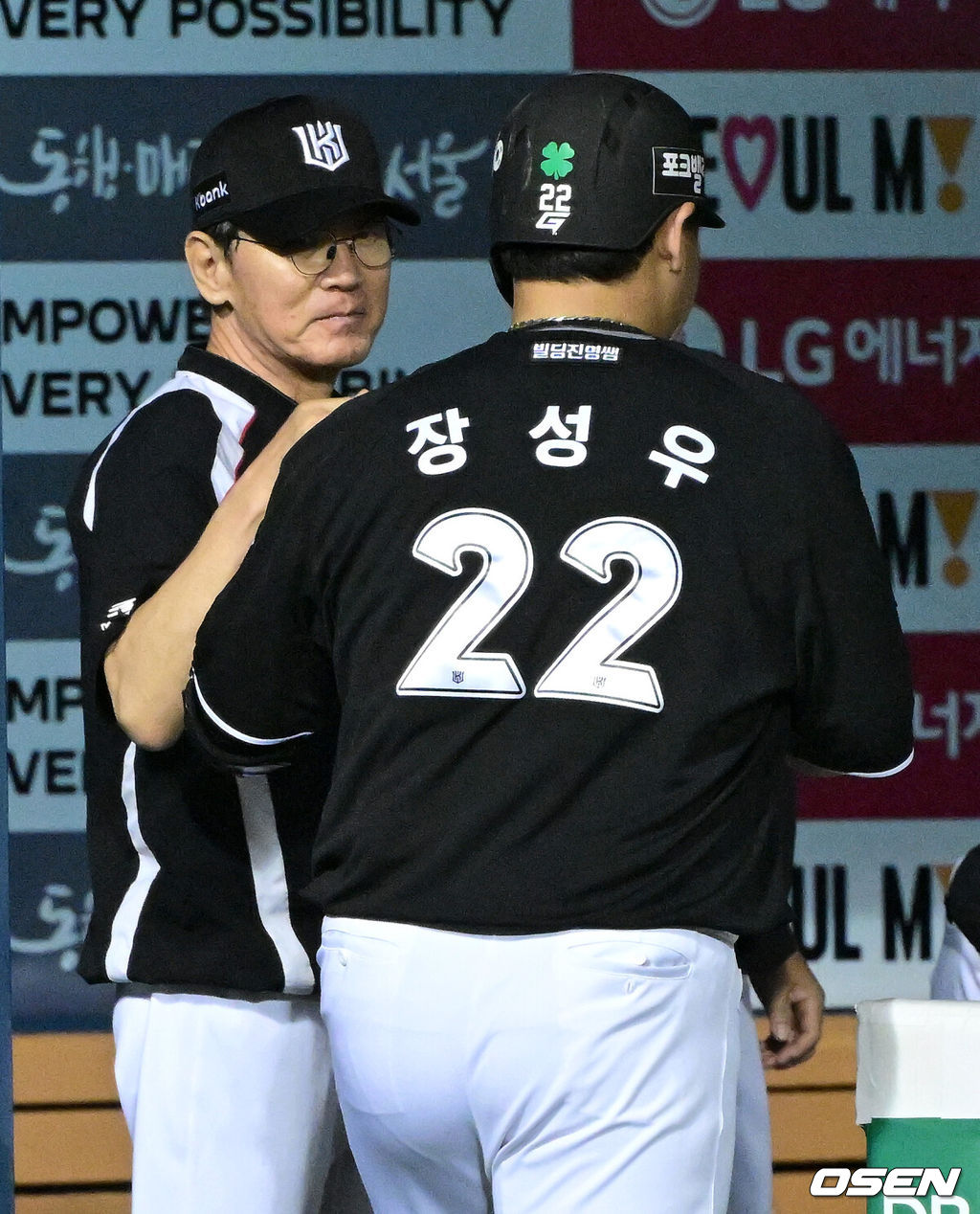 19일 서울 잠실야구장에서 ‘2026 신한 SOL Bank KBO리그’ LG 트윈스와 KT 위즈의 경기가 열렸다.홈팀 LG는 송승기, 방문팀 KT는 고영표를 선발로 내세웠다.8회초 무사 선두타자로 나선 KT 장성우가 달아나는 중월 솔로포를 날리고 홈을 밟은 뒤 이강철 감독과 인사를 나누고 있다. 2026.07.19 / dreamer@osen.co.kr