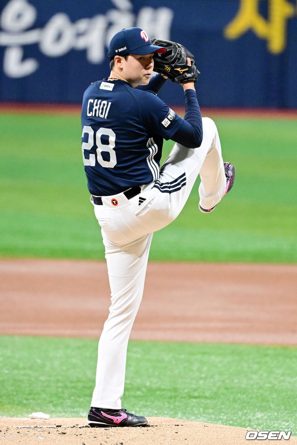 4일 오후 서울 고척스카이돔에서 2026 신한 SOL KBO리그 키움 히어로즈와 두산 베어스의 경기가 열렸다.이날 NC 다이노스에서 활약했던 홈런왕 출신의 외국인 타자 맷 데이비슨이 키움에 합류했다. 선발은 키움 박준현, 두산 최승용.1회말 두산 최승용이 역투하고 있다. 2026.07.04 / jpnews@osen.co.kr