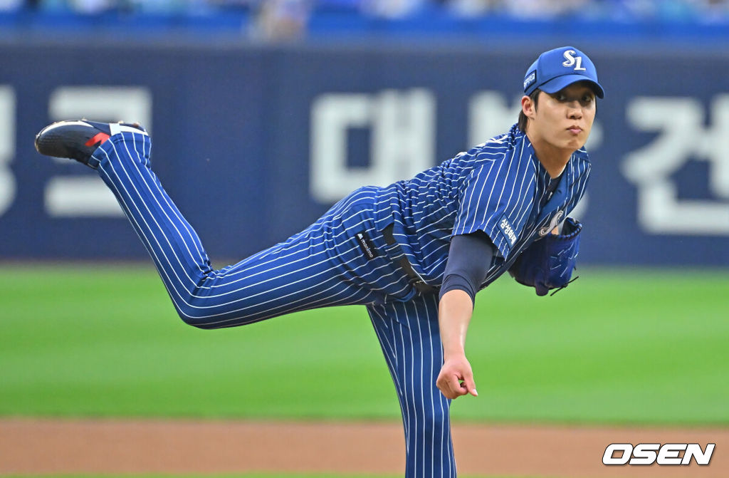 19일 대구삼성라이온즈파크에서 2026 신한 SOL KBO 리그 삼성 라이온즈와 롯데 자이언츠의 경기가 열렸다. 홈팀 삼성은 원태인이, 방문팀 롯데는 김진욱이 선발 출전했다. 삼성 라이온즈 선발 투수 원태인이 역투하고 있다. 2026.07.19 / foto0307@osen.co.kr