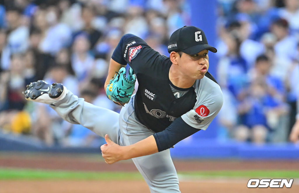 19일 대구삼성라이온즈파크에서 2026 신한 SOL KBO 리그 삼성 라이온즈와 롯데 자이언츠의 경기가 열렸다. 홈팀 삼성은 원태인이, 방문팀 롯데는 김진욱이 선발 출전했다. 롯데 자이언츠 선발 투수 김진욱이 역투하고 있다. 2026.07.19 / foto0307@osen.co.kr
